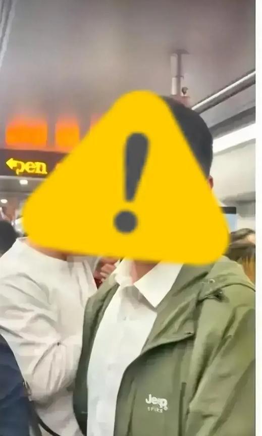 上海地铁男事件
引热议
看到那么多男士
吐槽被害女生长相
这是重点吗
人家长什么