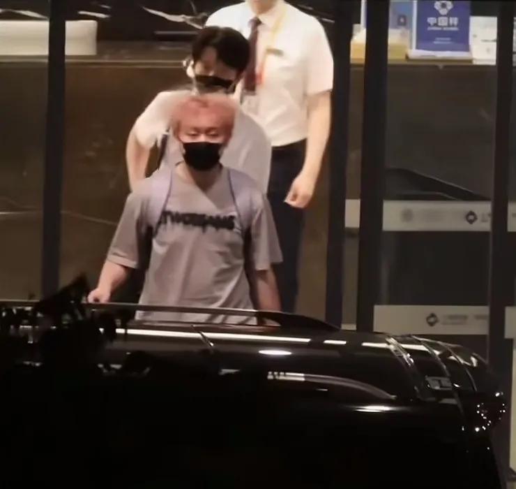 王CC的粉色头发太招摇，
这不容易暴露王楚钦么？
对的，
莎莎他们还没到家，
大