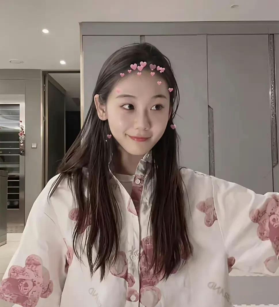 原来这就是郑恺小姨子！家人们我刚刷到她视频，直接被圈粉了！
99年的小姑娘也太亮