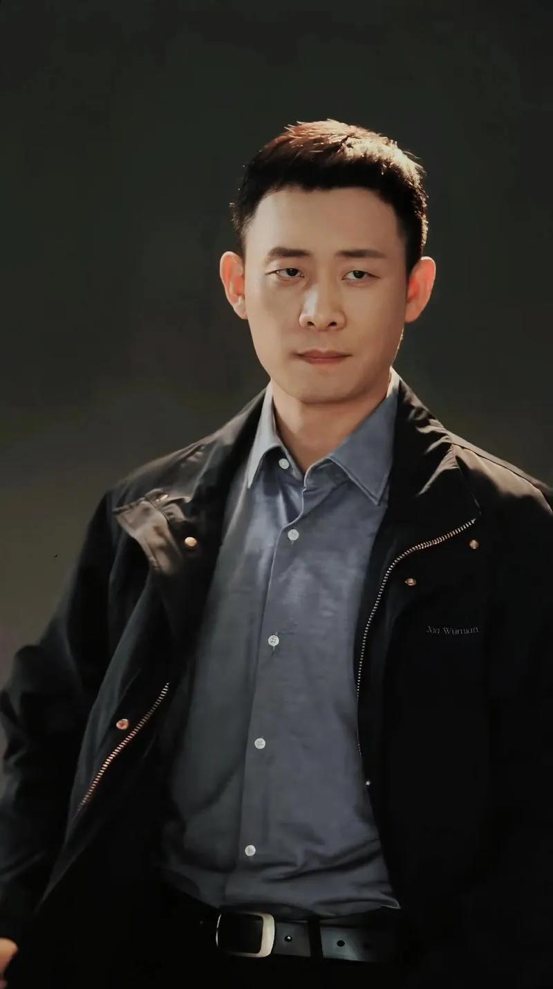 张译虽没有传统意义上的帅气外表，却凭借非凡演技在影视圈站稳脚跟，他塑造的每一个角
