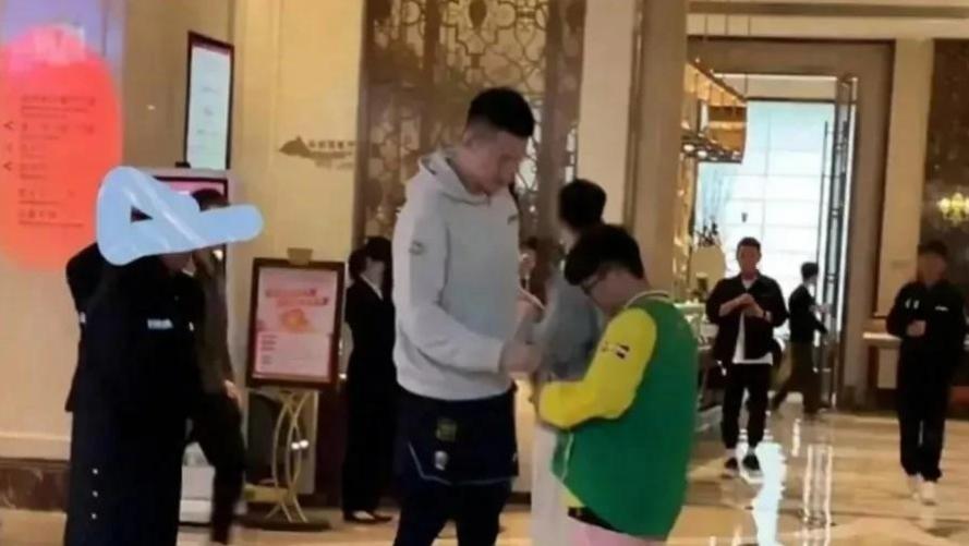 辽篮明星球员亮相，球迷热情似火，比赛充满期待