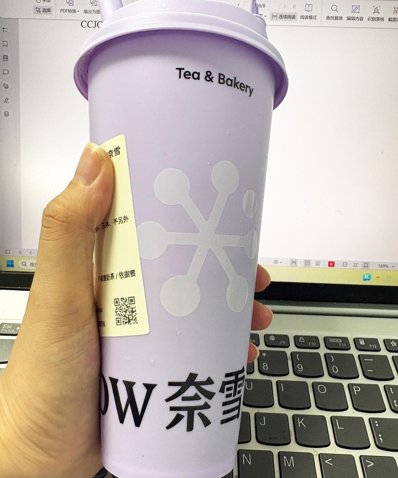 秋天的第一杯奶茶，你喝了吗？
有人说，这是一杯奶茶必须得老公或者男朋友请你喝，才