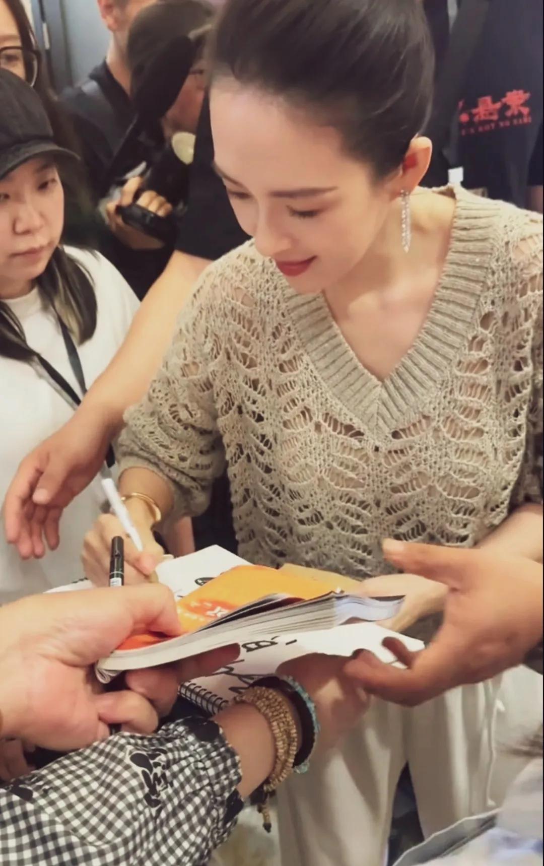 章子怡总是笑脸盈盈的，没一点明星架子，好喜欢她，巴掌小脸太精致了！女明星真的是女