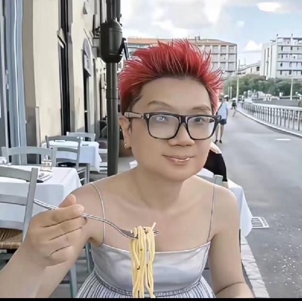 你看看这位阿姨，是不是和娱乐圈大咖很像啊？我说这么眼熟呢。
这位姨穿衣服太有创意