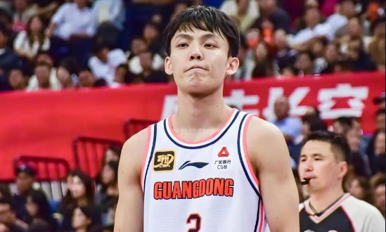广东男篮力挺徐杰！
昨天晚上，据CBA媒体人透露：中国男篮亚洲杯首场比赛12人大