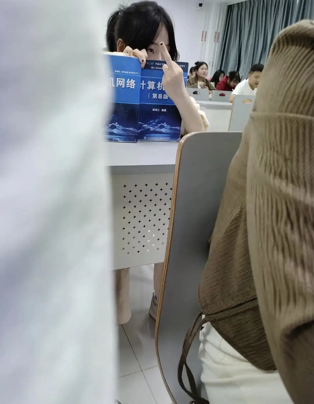 女朋友不好好听课，回头和她补补课吧