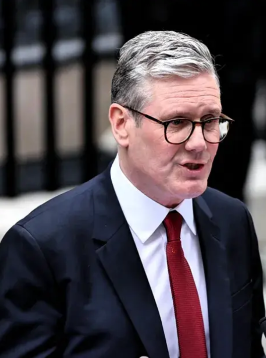 这是要搞大事情啊！
  英国首相斯塔默，单手撑桌开启“暴走模式”。喊出“乌克兰要