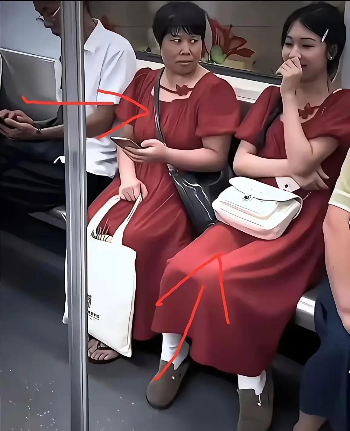 尴尬不尴尬？
意外不意外？
惊喜不惊喜？
如果你是这位中年妇女，你还能坐的稳吗？