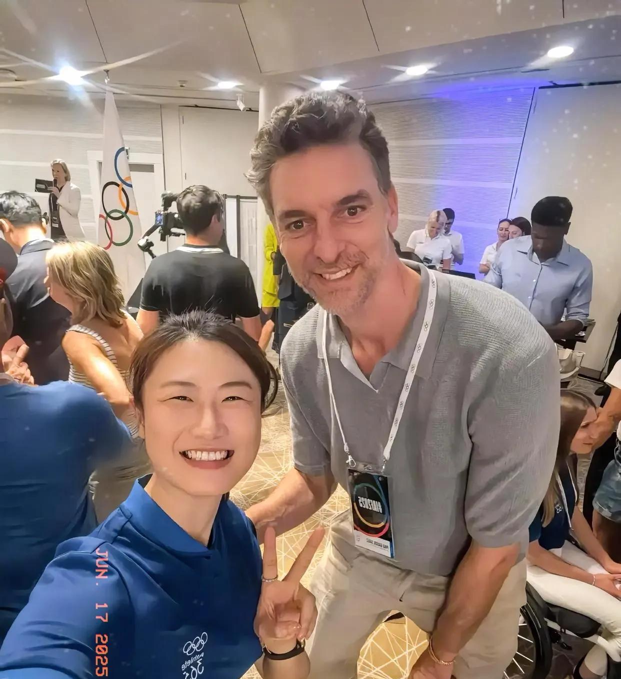 在国际奥委会的一次会议。我国奥运冠军大满贯选手丁宁，与西班牙篮球明星大加索尔的合