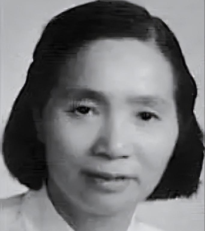 长征路上，一身高不到一米四的女兵背着一个成年男子，翻了整整两座山，23年后，两人