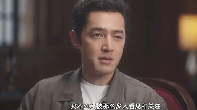 胡歌承认对儿子没有耐心，偏爱女儿，今年43岁的他自嘲已经过气了