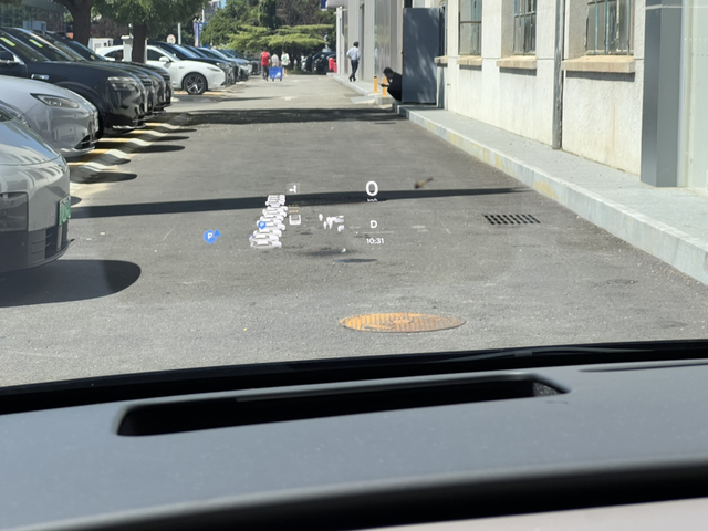 HUD管用但是也没那么管用
实话讲，我第一辆HUD抬头显示的车是极狐阿尔法T，入