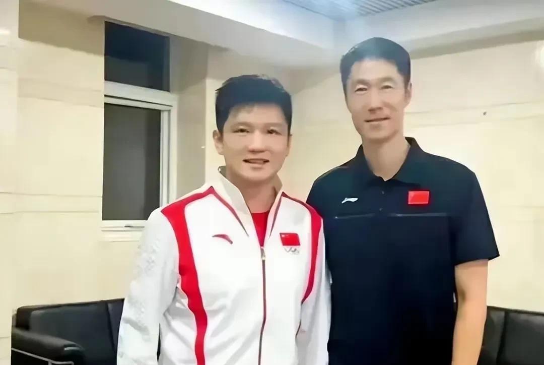 大家发现一个问题没有？以前刘国梁与国乒队员交流时，双手总是自然垂放于身前。


