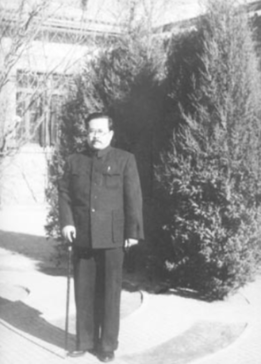 1947年，主席与任弼时发生争执，无人敢上前劝阻，站在窑洞外的一名炊事员，慢慢走