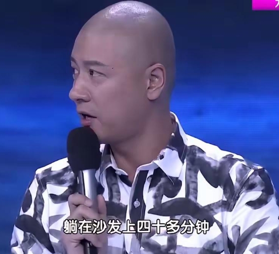 演员任重吐槽赵宝刚说：“拍《北京青年》的时候，他有一次在深圳发脾气，躺在沙发上四