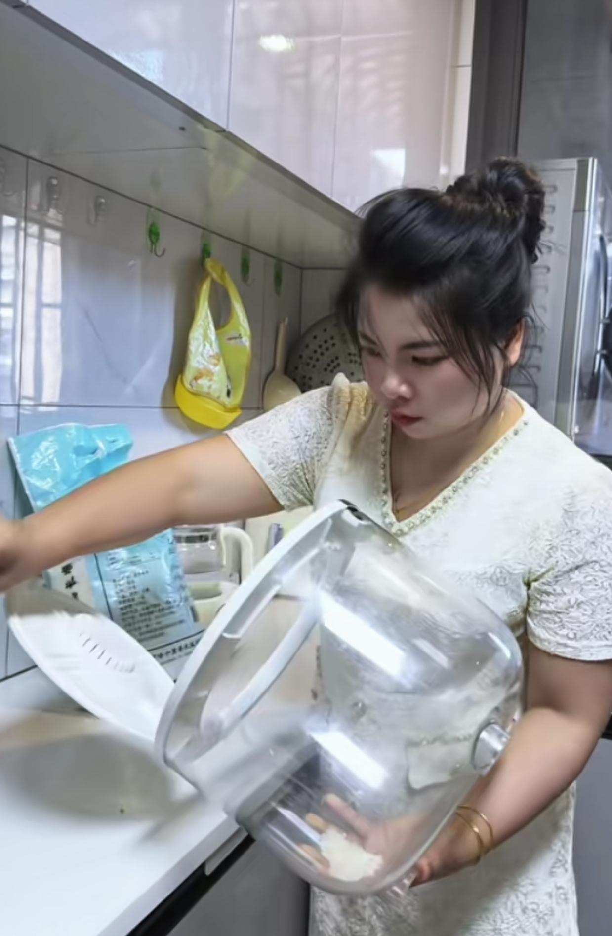 农村小英子的话我就读不懂了！真的是这样吗！
农村小英子家没有米了，她说她们家的米