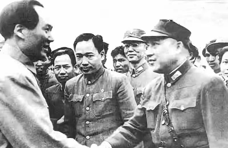 1945年8月28日，毛主席重庆谈判时到达重庆机场。[福][赞][烟花][玫瑰]