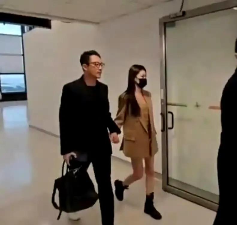 汪小菲携马筱梅返台！被问“来台目的”面无表情，紧牵马筱梅不放手，马筱梅像个乖乖女