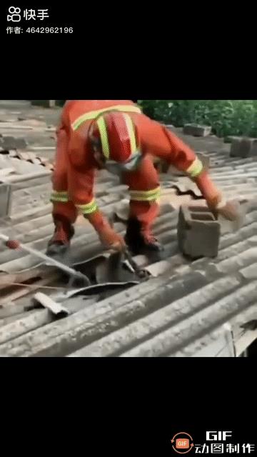 消防员帮群众在屋顶捉蛇，他紧紧抓住蛇的尾部，可怎么也拉不出来。正在他急得不行的时