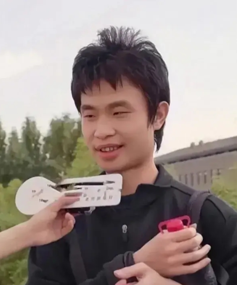 北大“韦神”经历了什么？
年纪轻轻门牙都掉了，太让人心疼了！
“韦神”韦东奕，前