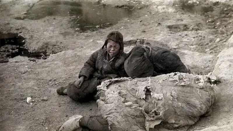 民国时期，一个逃荒的三口之家的照片，而父亲因为饥饿和疾病，不幸死在了路上，而他的