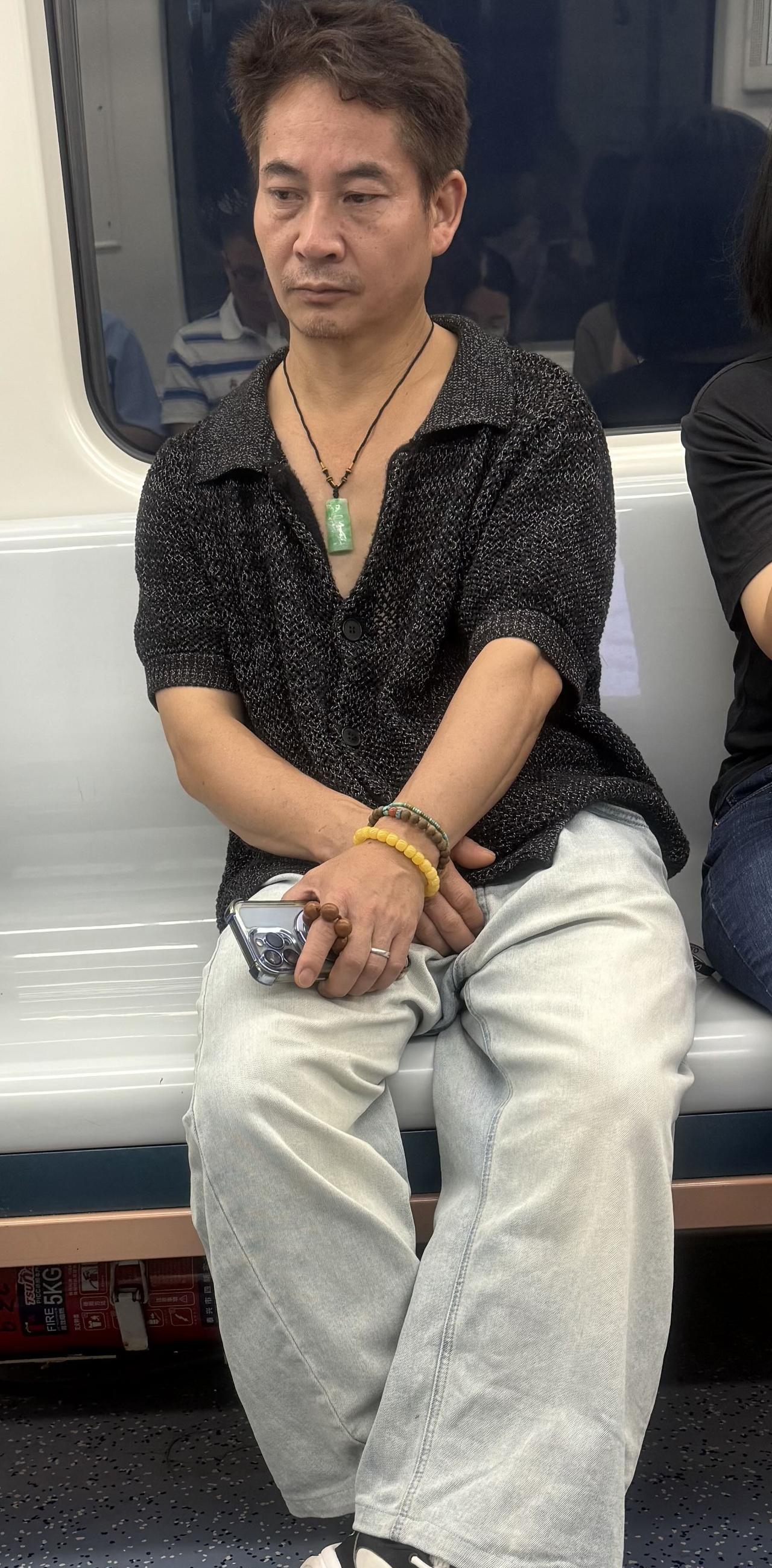 地铁万象汇19
大哥，毕竟30以上的高温，穿个毛衣，是什么时尚？