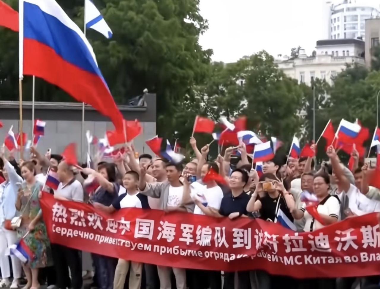 中俄舰队演习了，地点就选在俄罗斯远东地区的符拉迪沃斯托克。中俄海军舰队集结亮剑日