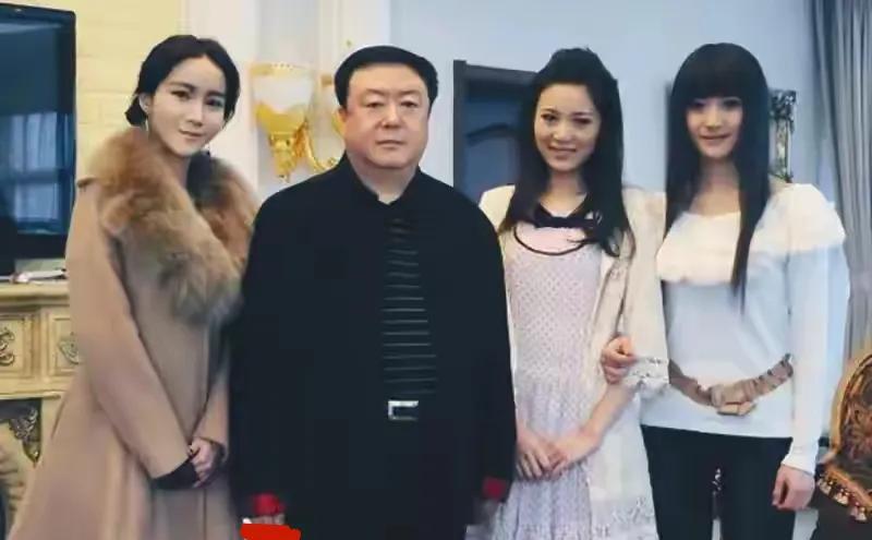 64岁导演老来得子背后：三段婚姻藏着多少欲望与代价？
当64岁的尤小刚抱着襁褓中
