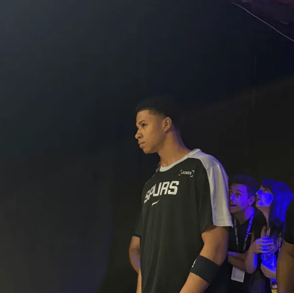 NBA夏季联赛，马刺对阵76人的比赛中，14号秀卡特-布莱恩特出战10分钟，3中