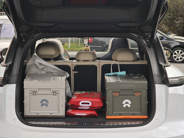 ES6后备箱还挺能装
话说新6的后备箱储物空间真的挺大的
商城里买了俩置物箱
一