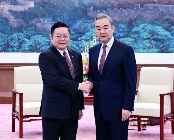 不到24小时，泰国立马翻脸！
7月25日白天，泰国对外口径还很硬，强调边境冲突要
