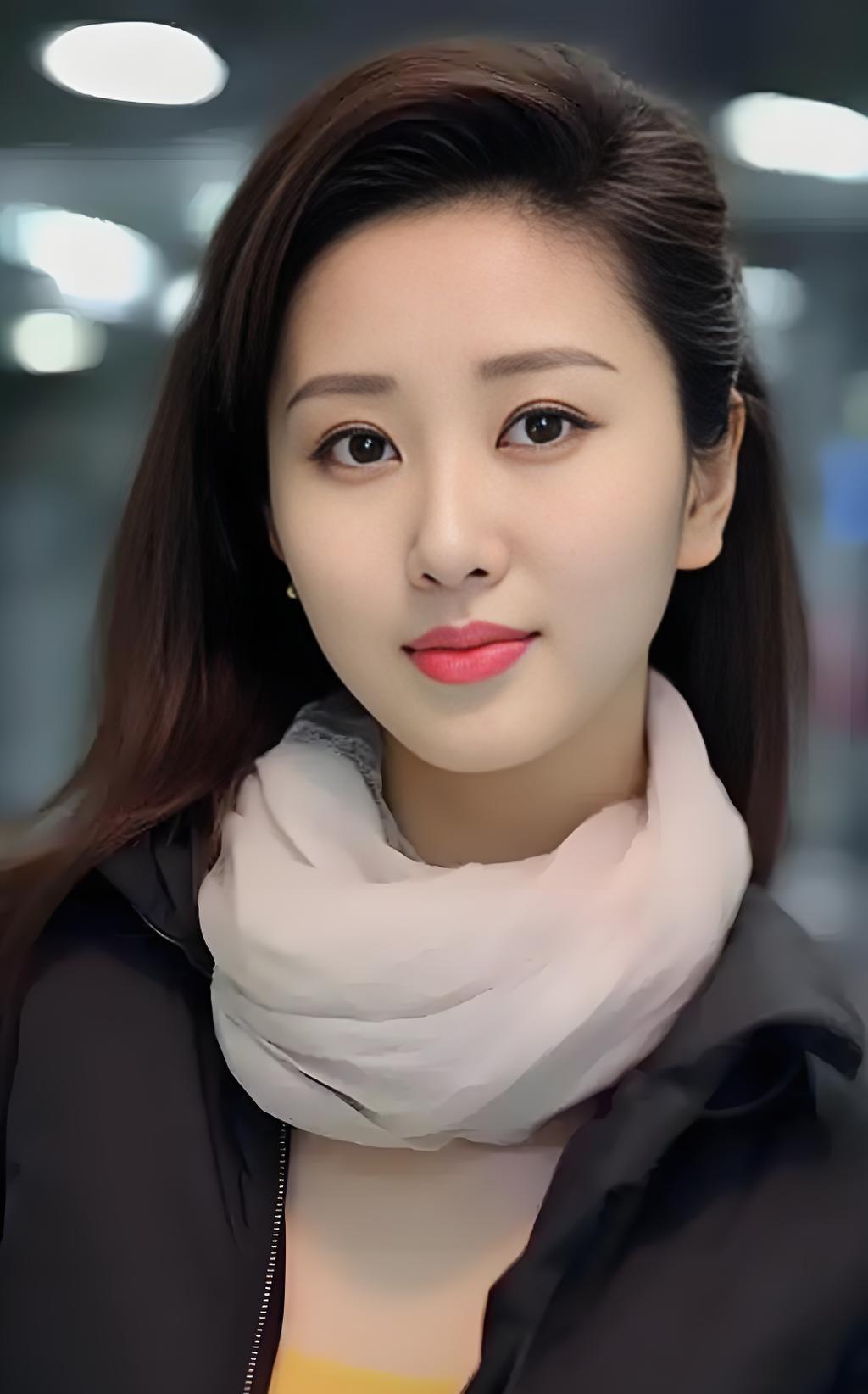 两个都是本科毕业的青年人结婚了，他们都是同一个城市的人，双方都比较了解。
婚后妻
