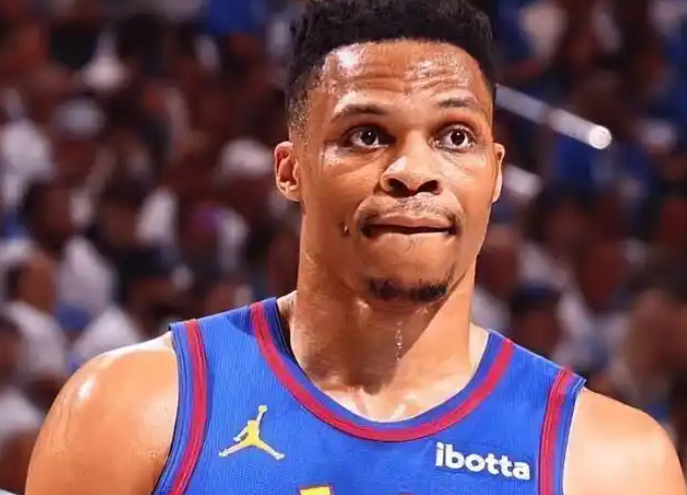 NBA召开媒体日活动。而NBA历史三双王拉塞尔·威斯布鲁克依然暂未签约任何球队，
