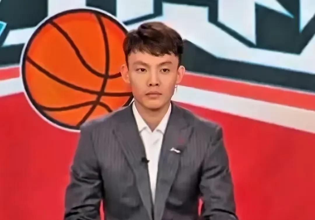 坐在解说席的徐杰看着自己的兄弟们在场上为国而战，眼神中透露着满满的着急和不甘，今