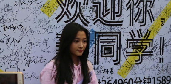 还记得关晓彤初入北京电影学院报到时的模样，那画面至今仍让人印象深刻。报到那天，校