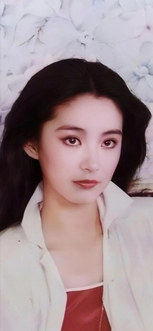 林青霞回忆起和秦汉拍吻戏，那是在一场新婚夜的拍摄场景中，导演要求安排接吻镜头。当