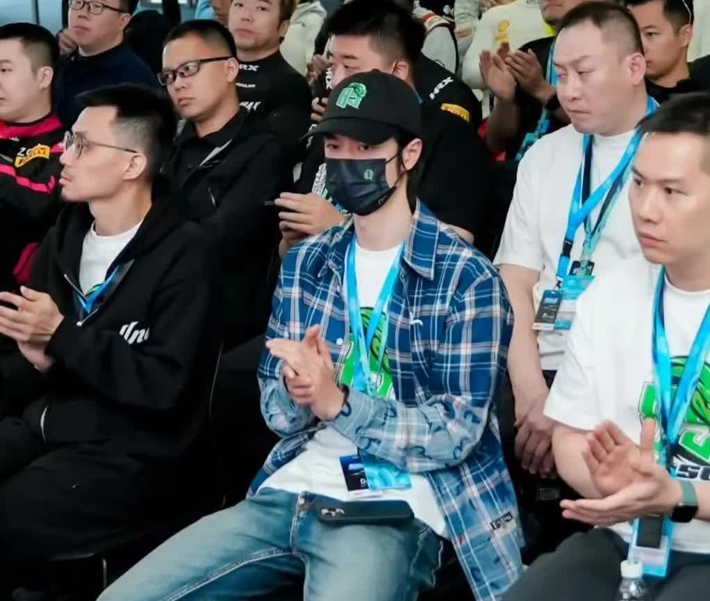 有的人啊，就是戴着帽子口罩，也能一眼就看出来是位绝世大帅哥[大金牙]
