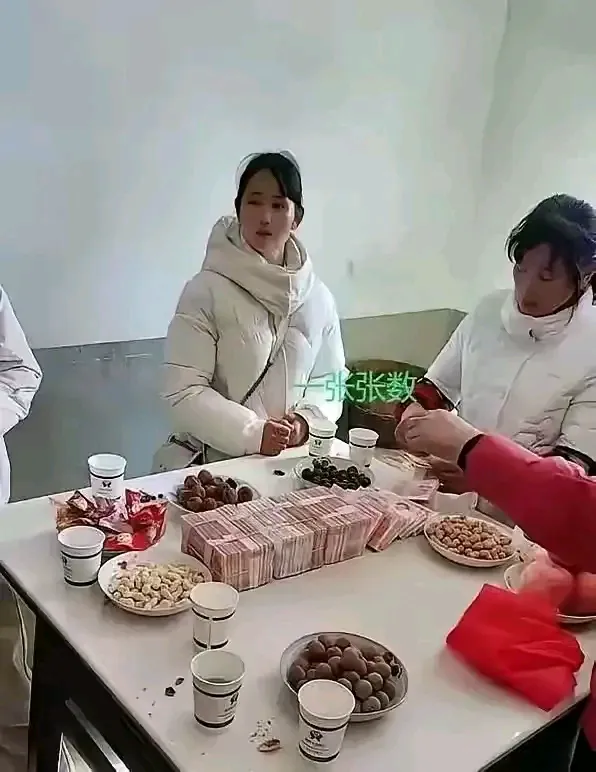 38.8万彩礼，女方这边一张一张地数，就怕少了一张。
男方母亲全程木着脸看着，没