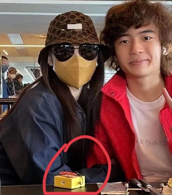 谢霆锋大儿子一个举动
向外界证明了张柏芝和谢霆锋的区别
果然出身不一般，做事也比