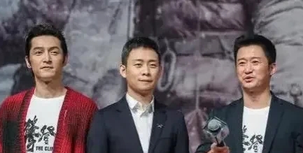 有一次，吴京和张译，两个人去吃饭，结果，吃完了，两个人都不想给钱，这时候，张译打