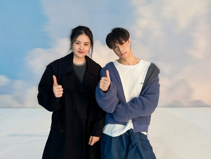 张艺兴与工作人员合照，全包眼线+雀斑妆，状态很好～ ​​​