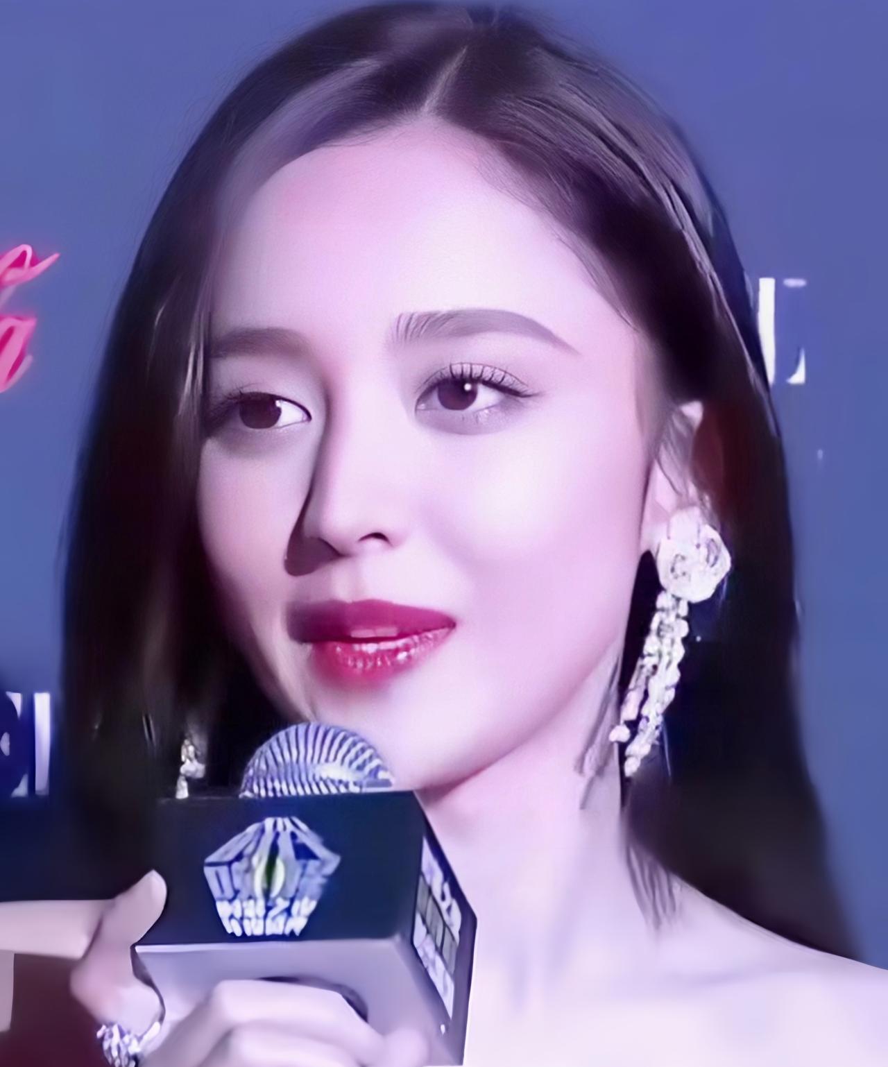 女神古力娜扎，每一次亮相都惊艳四座，举手投足间尽显非凡气质，美得极具高级感。那精