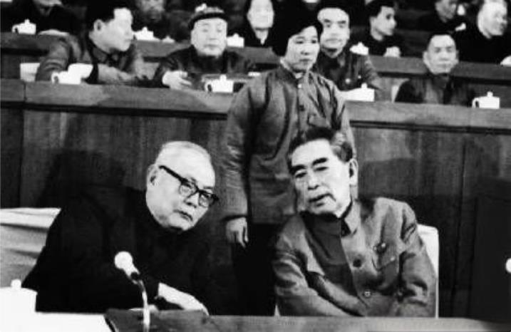 1975年，在四届人大的一次会议上，周总理和叶帅坐在主席台上，留下了这张合影
照