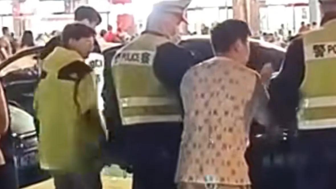 奔驰男逆行违停，还嚣张辱骂周围群众