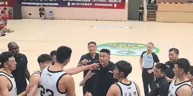广东男篮内部爆发激烈冲突，徐昕手指杜锋怒怼，随后板凳坐穿！
北京时间7月29日，