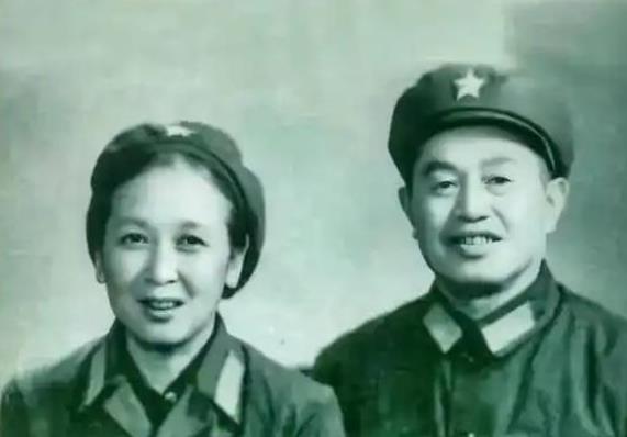 1940年，皮定均看上了女干部张烽，就让县长去说媒，张烽听说了县长的来意后，拒绝