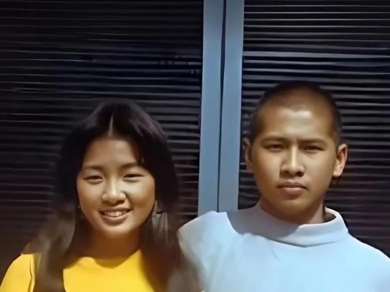 你能认出来这两个小孩是谁？他们是姐弟俩，两人都在歌坛上有不小的成就，考验你的眼力