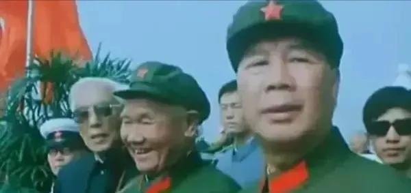 1984年10月1日，国庆35周年，天安门城楼上，杨成武、陈再道、耿飚在一起，笑