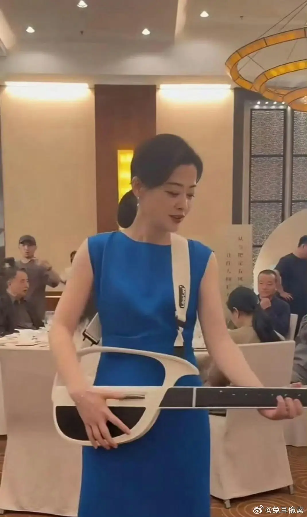 对梅婷的认知又多了一点
他竟然会无弦吉他