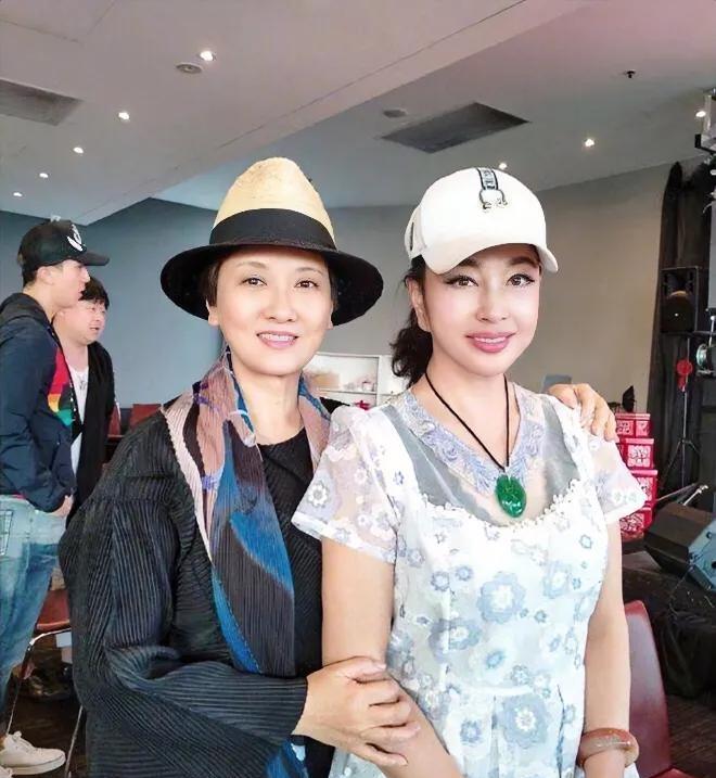 刘晓庆与邓婕罕见同框，科技脸和原装脸一目了然！比邓婕大5岁的刘晓庆，打扮精致，扮